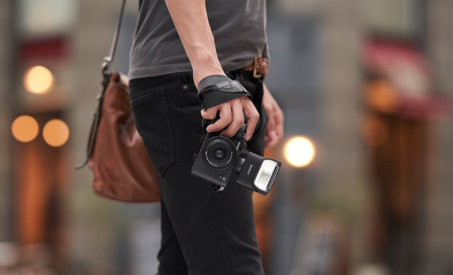 Imagen de uso de una persona sosteniendo una cámara con un flash instalado