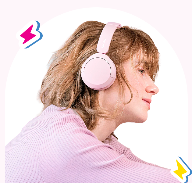 Mujer usando los audífonos Sony WH-CH520 en color rosa
